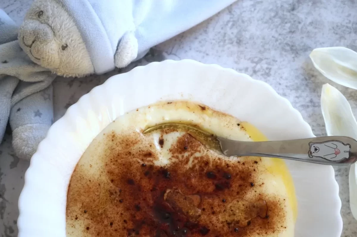 Krupicová kaše s kakaem a máslem na talíři
