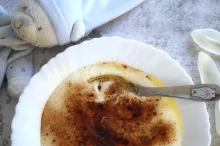 Krupicová kaše s kakaem a máslem na talíři