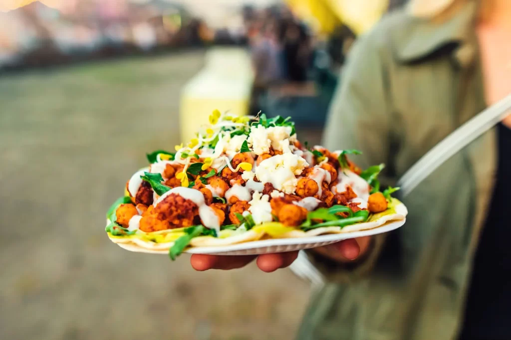 Sem tam můžete jídlo svého příbuzného, kolegy či partnera vyzkoušet - Techsvět žena s veganským talířem