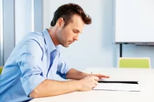 Muž píše test