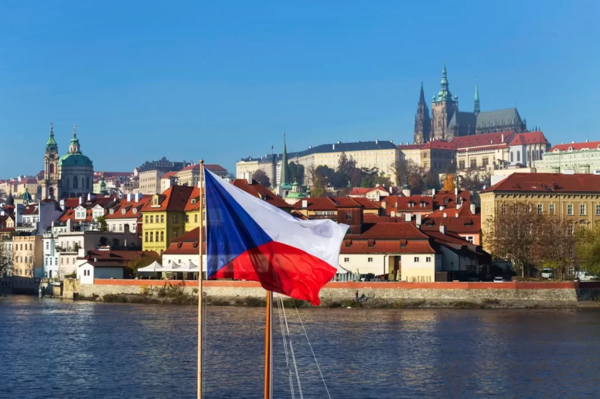 Panorama Česka s vlajkou