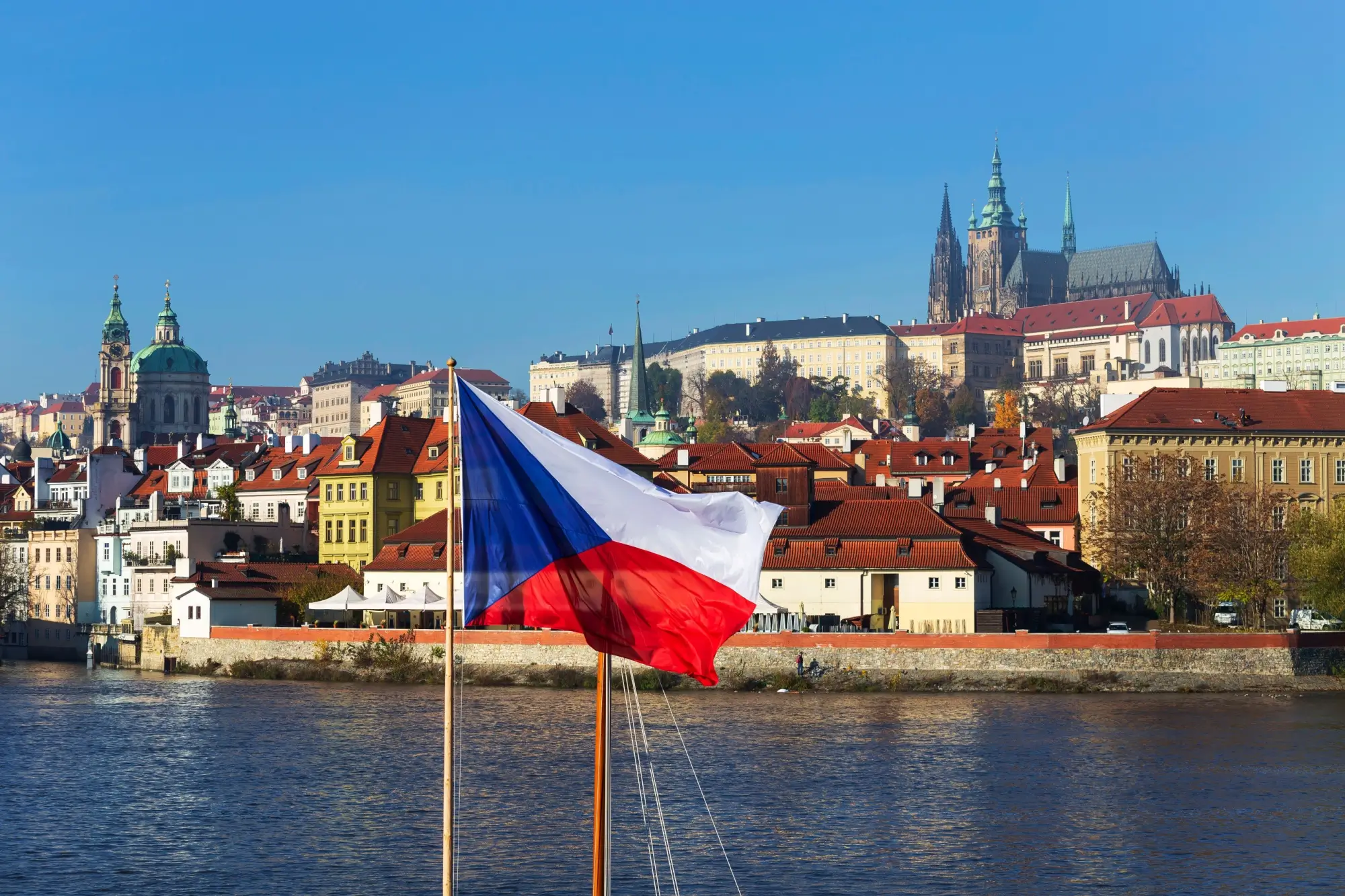 Panorama Česka s vlajkou