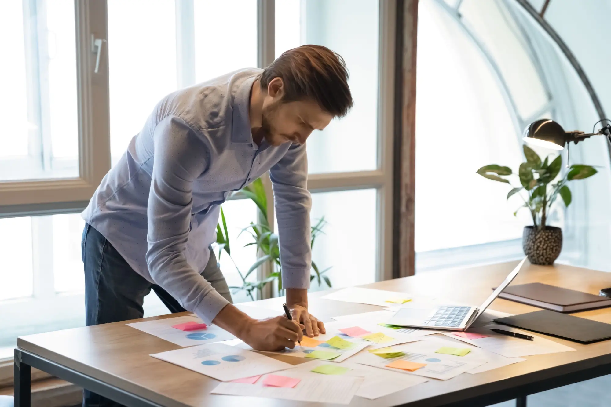 Shutterstock_1863568954 - Techsvět Muž pracuje sám na složitém úkolu