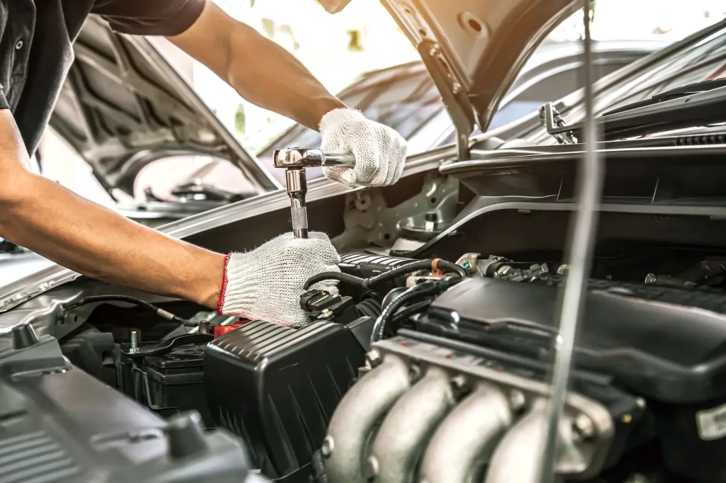 Čekají vás výdaje spojené s autem - Techsvět muž opravuje auto