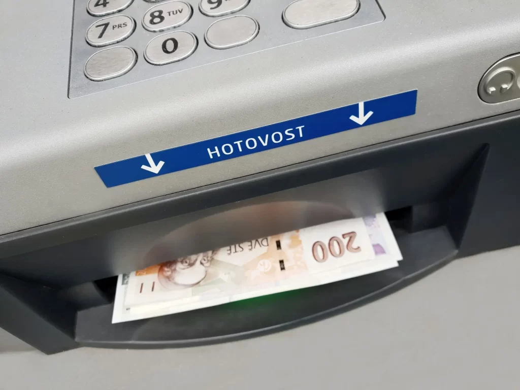 Shutterstock_1959833728 - Techsvět Bankomat s penězi