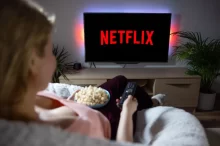 žena kouká na Netflix