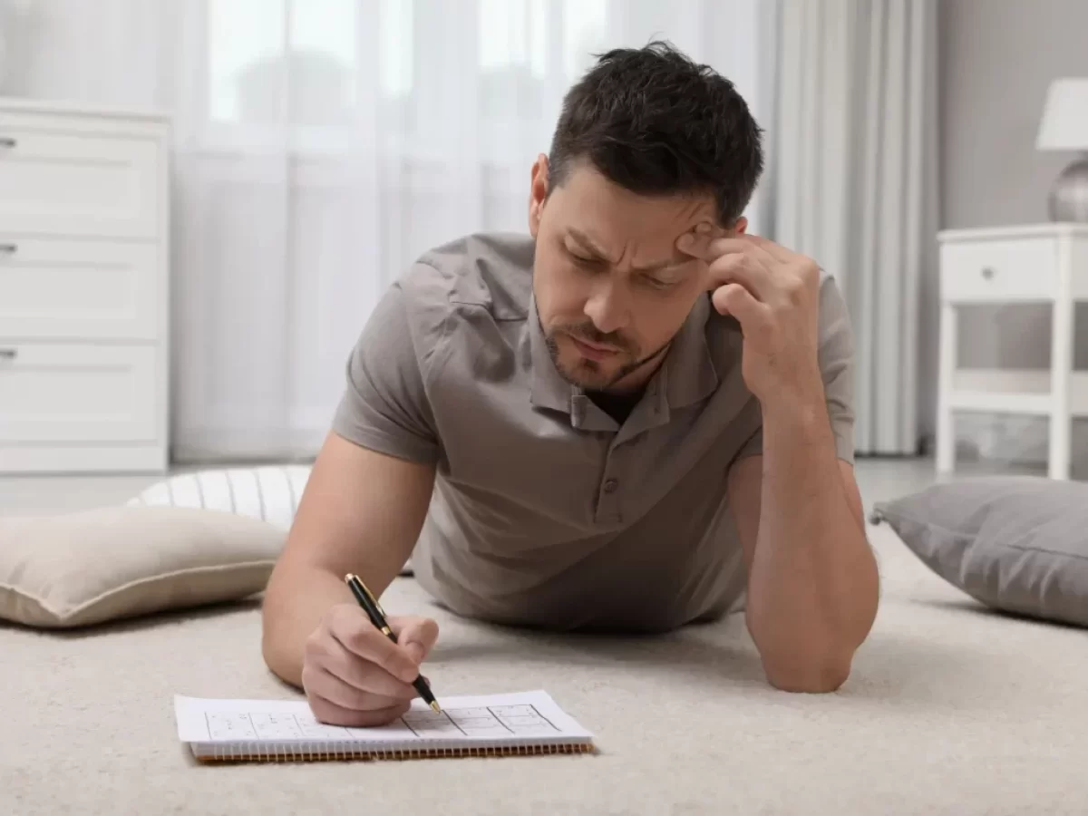 Muž počítá příklad