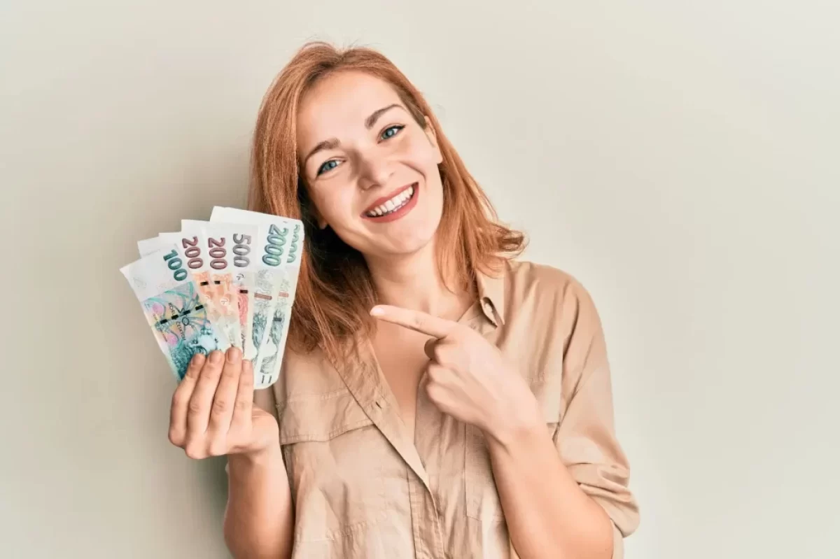 Usměvavá žena má radost z peněz
