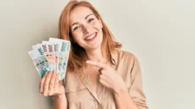 Usměvavá žena má radost z peněz