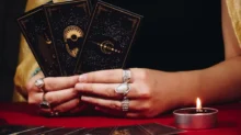 věštkyně vykládá karty