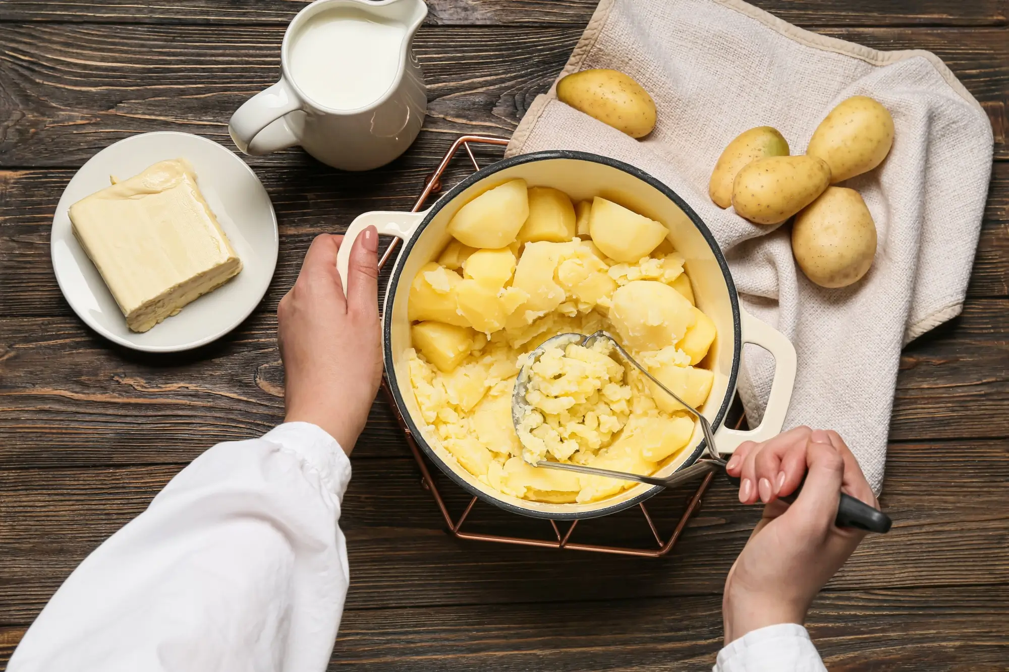 Shutterstock_2053111496 - Techsvět Uvařené brambory v hrnci