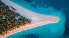 Pohled shora na pláž Zlatni Rat v Chorvatsku
