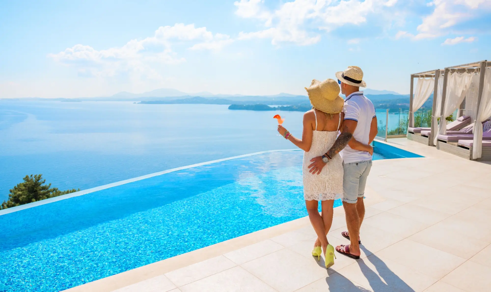 Shutterstock_2115987839 - Techsvět Pár si užívá vysněnou dovolenou