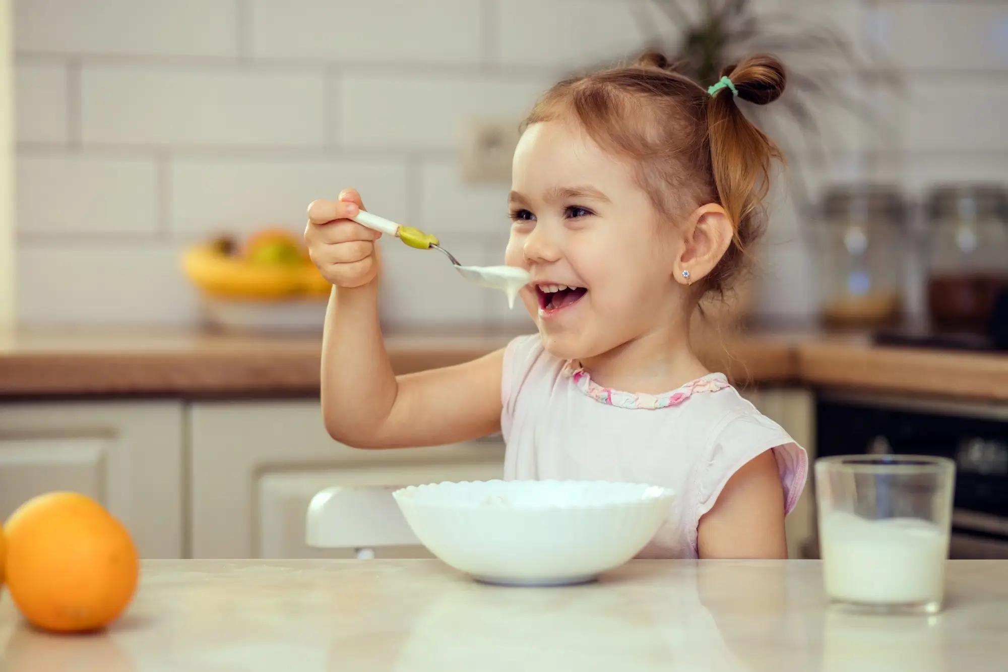 Shutterstock_2120745080 - Techsvět Holčička si pochutnává na kaši