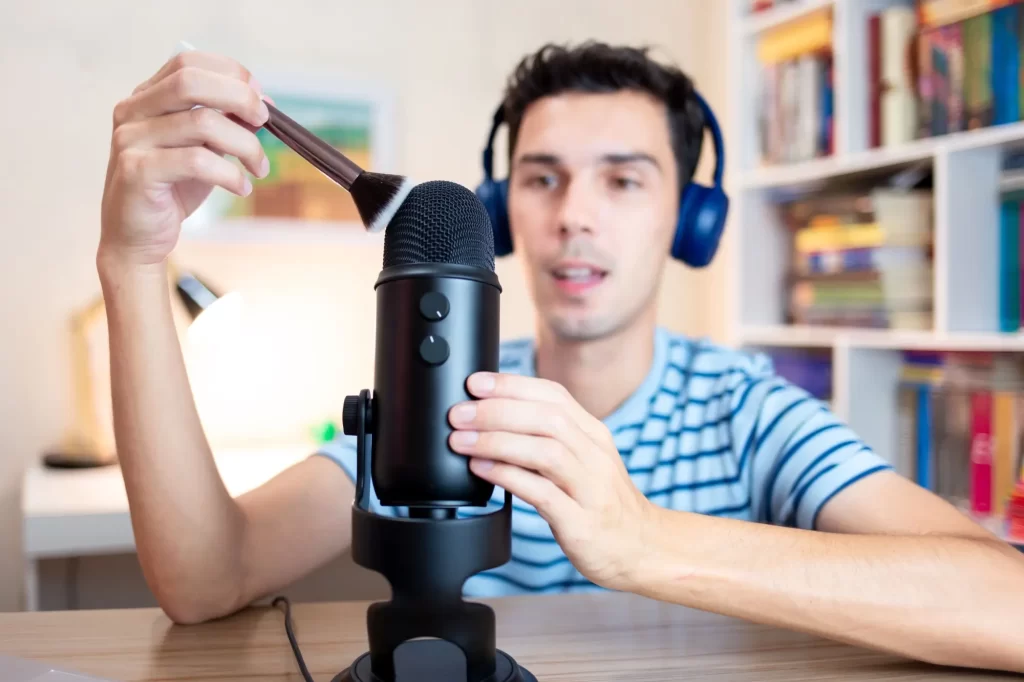 Prorazit můžete jako influenceři - Techsvět muž točí asmr video