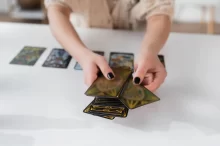žena vykládá karty