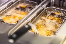 Fritéza, ve které se smaží hranolky