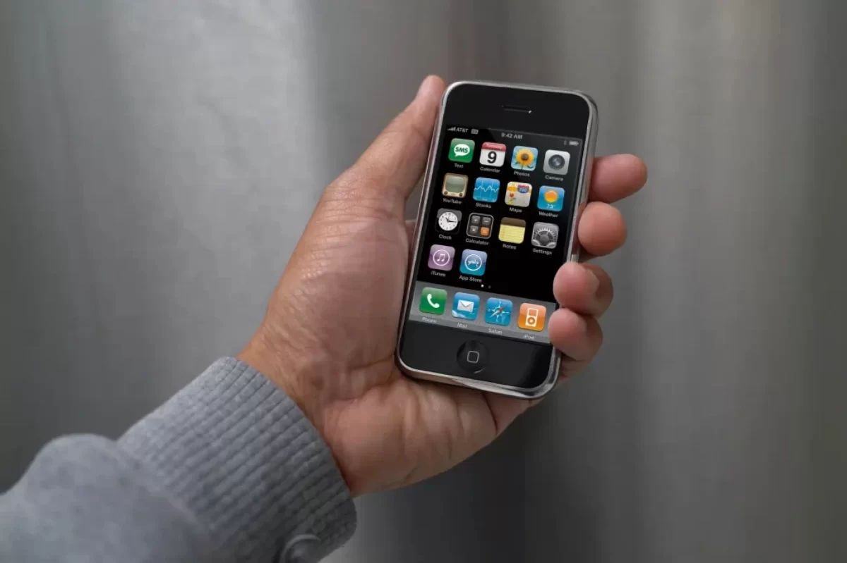 Iphone první generace v ruce