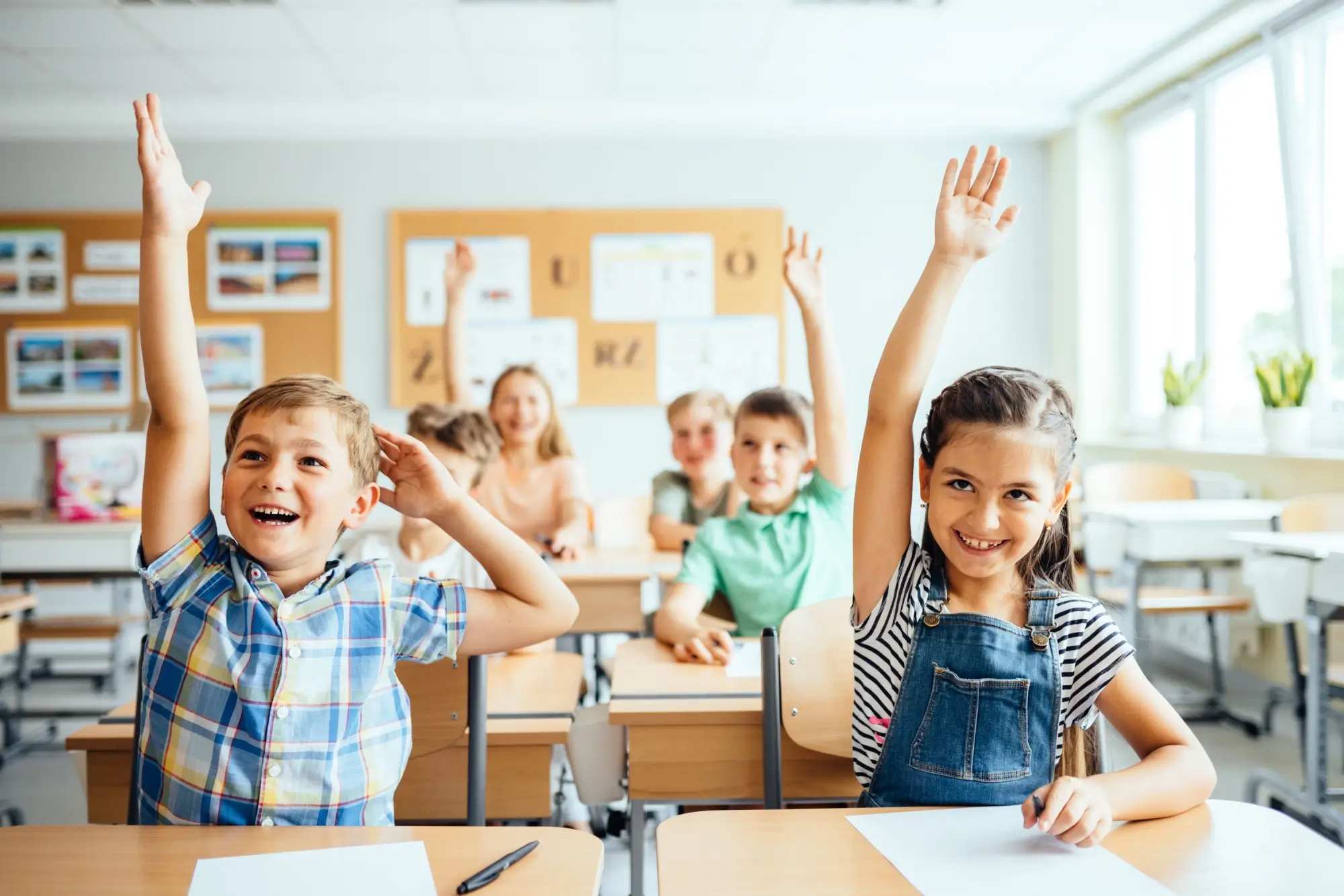 Shutterstock_2180971685 - Techsvět Žáci základní školy ve třídě