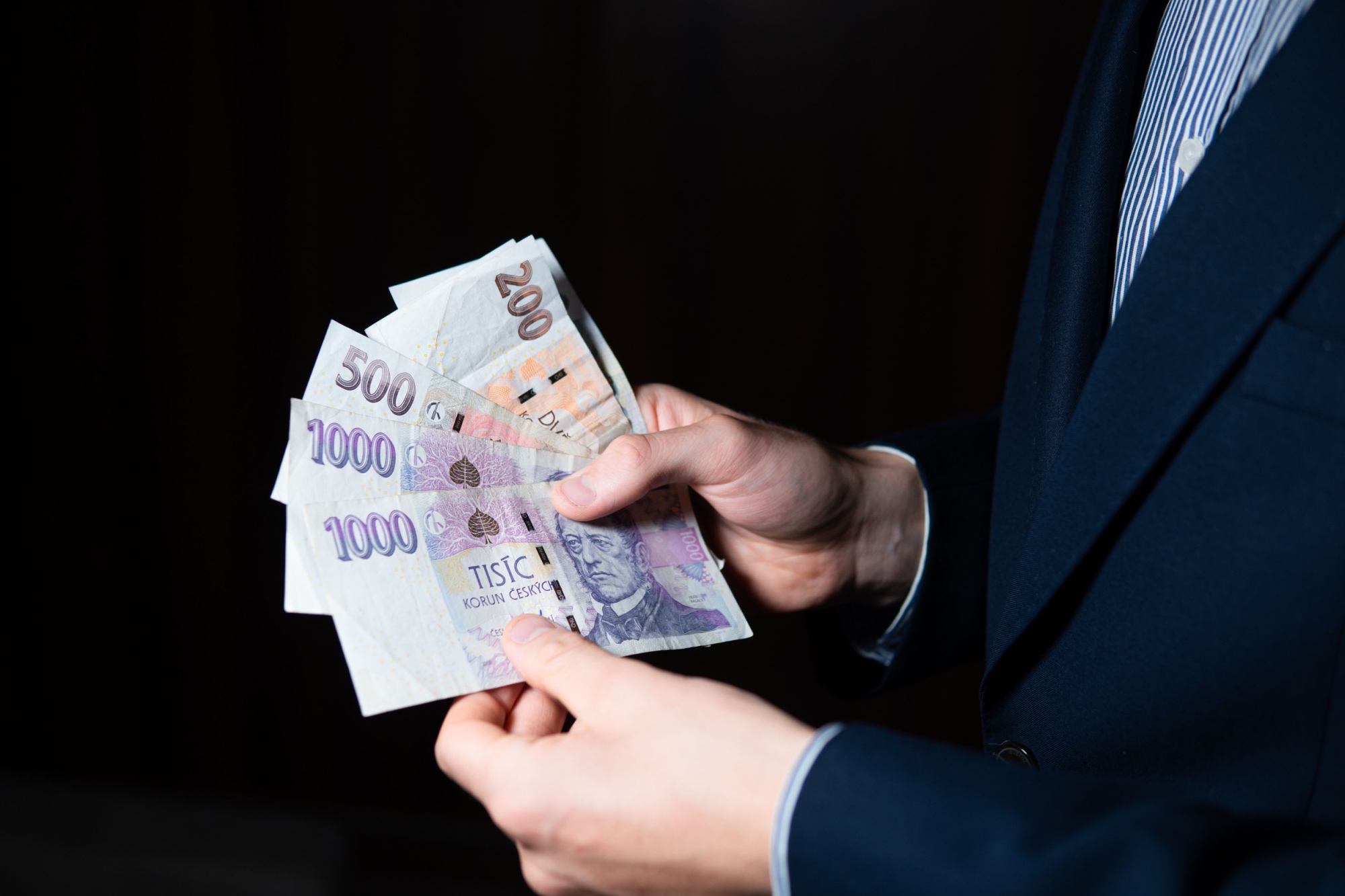 Shutterstock_2196839271 - Techsvět Muž drží v ruce peníze