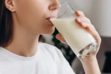 žena pije mléko