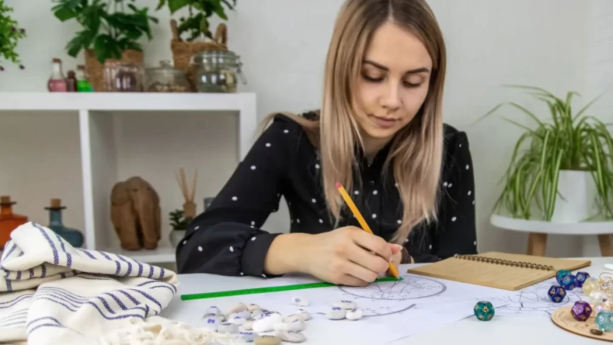 žena píše horoskop