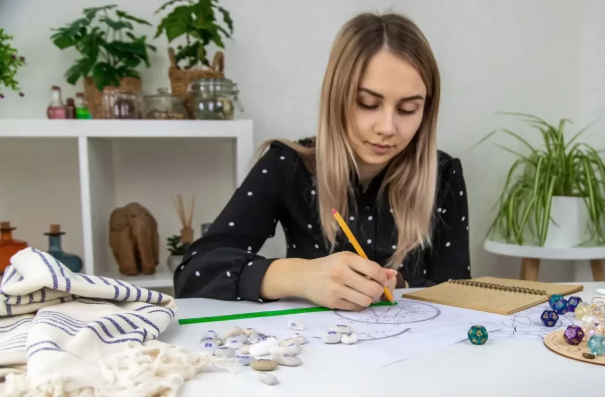 žena píše horoskop