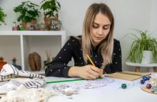 žena píše horoskop