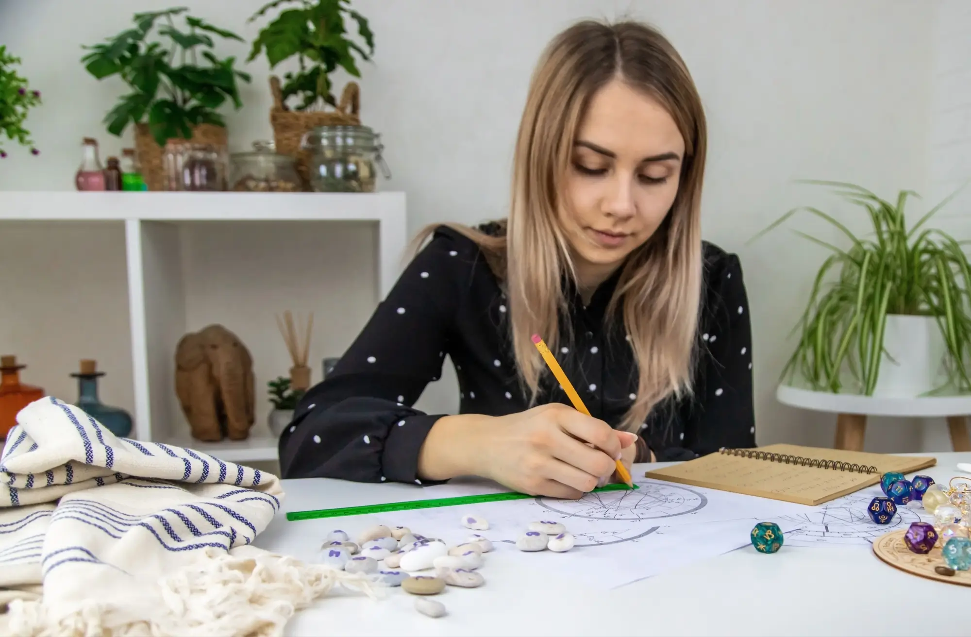 žena píše horoskop