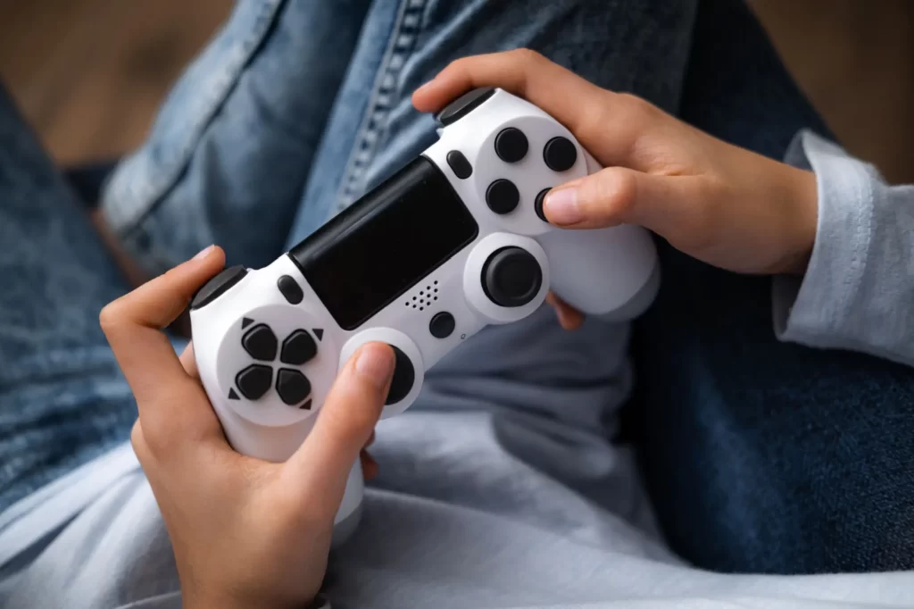 Shutterstock_2255458141 - Techsvět ovladač na playstation