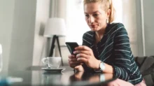 Žena přemýšlí u mobilu