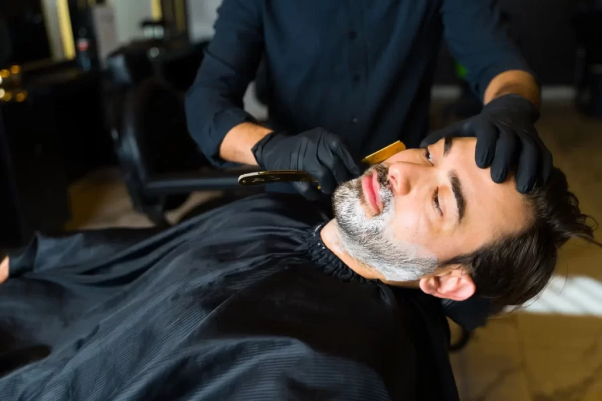 Barber pečuje o klienta