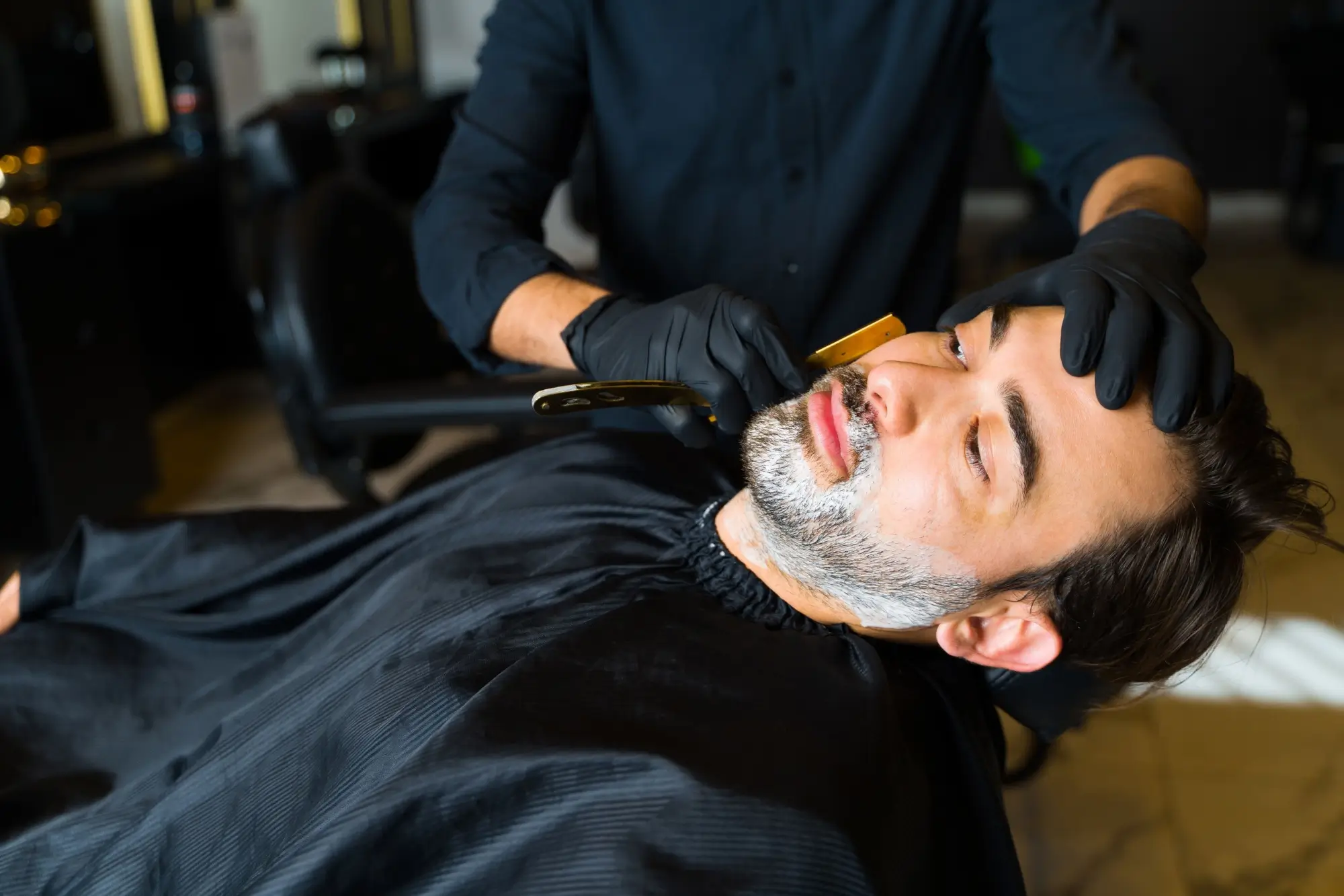 Barber pečuje o klienta