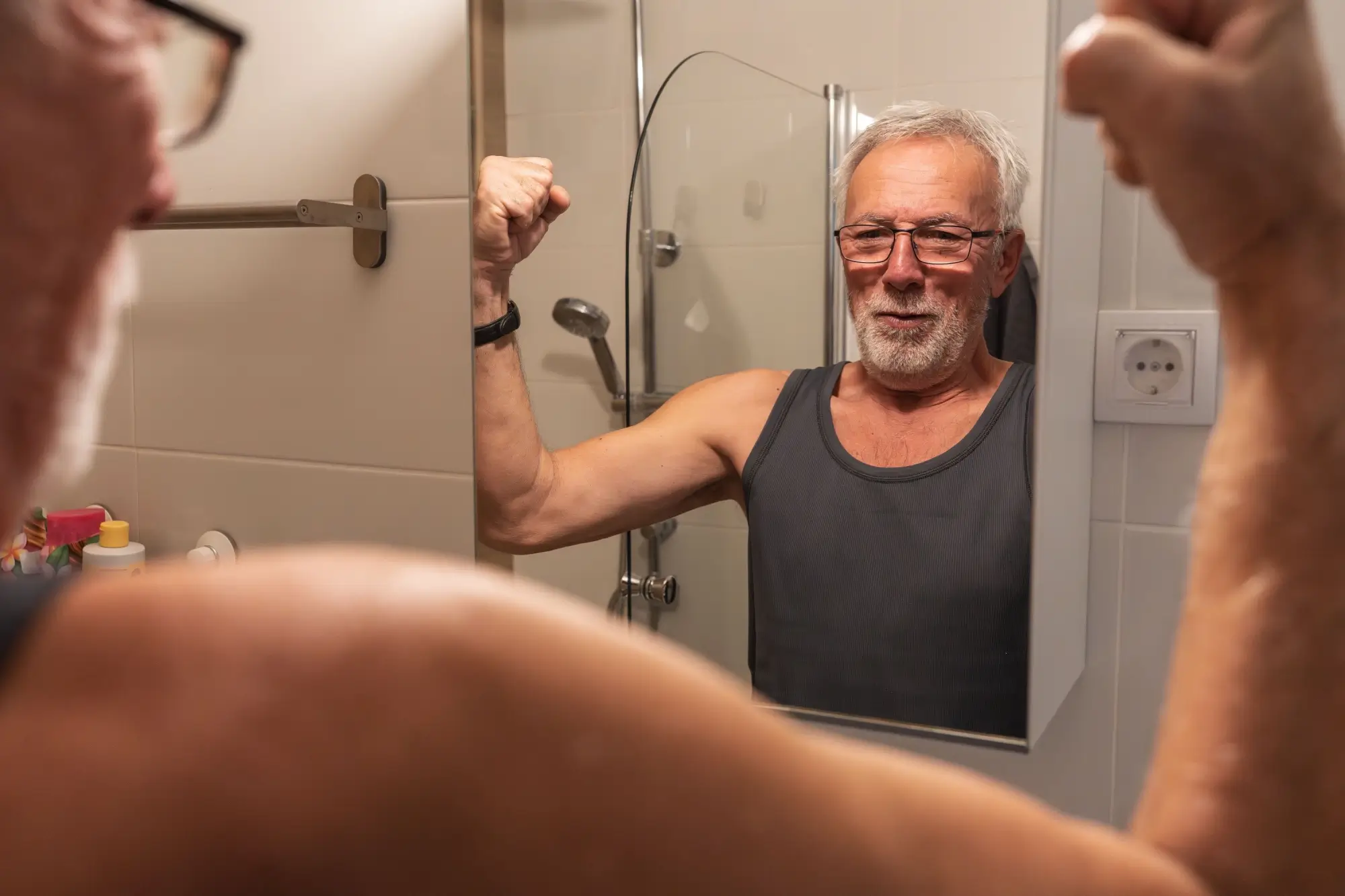 Shutterstock_2294185183 - Techsvět Muž se motivuje před zrcadlem