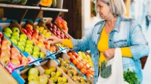 žena nakupuje potraviny
