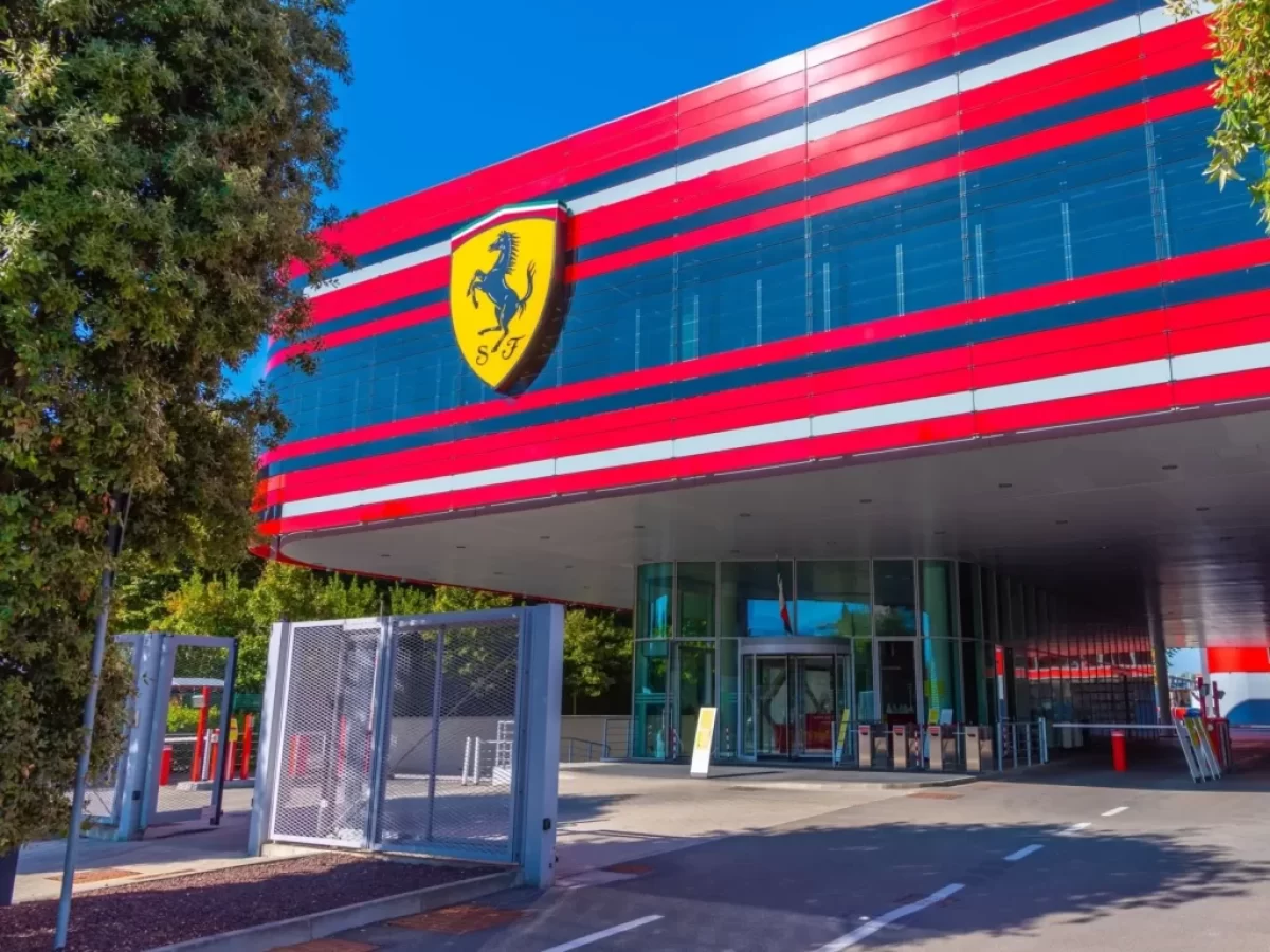 Vchod do fabriky Ferrari
