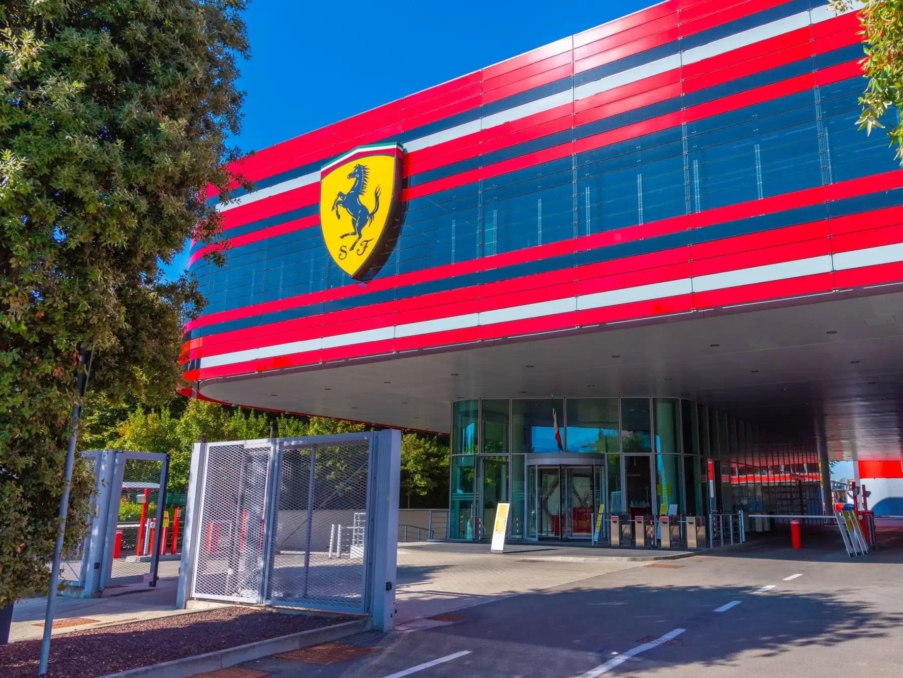 Vchod do fabriky Ferrari