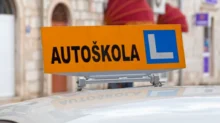 Cedule autoškola na autě