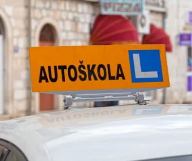 Cedule autoškola na autě