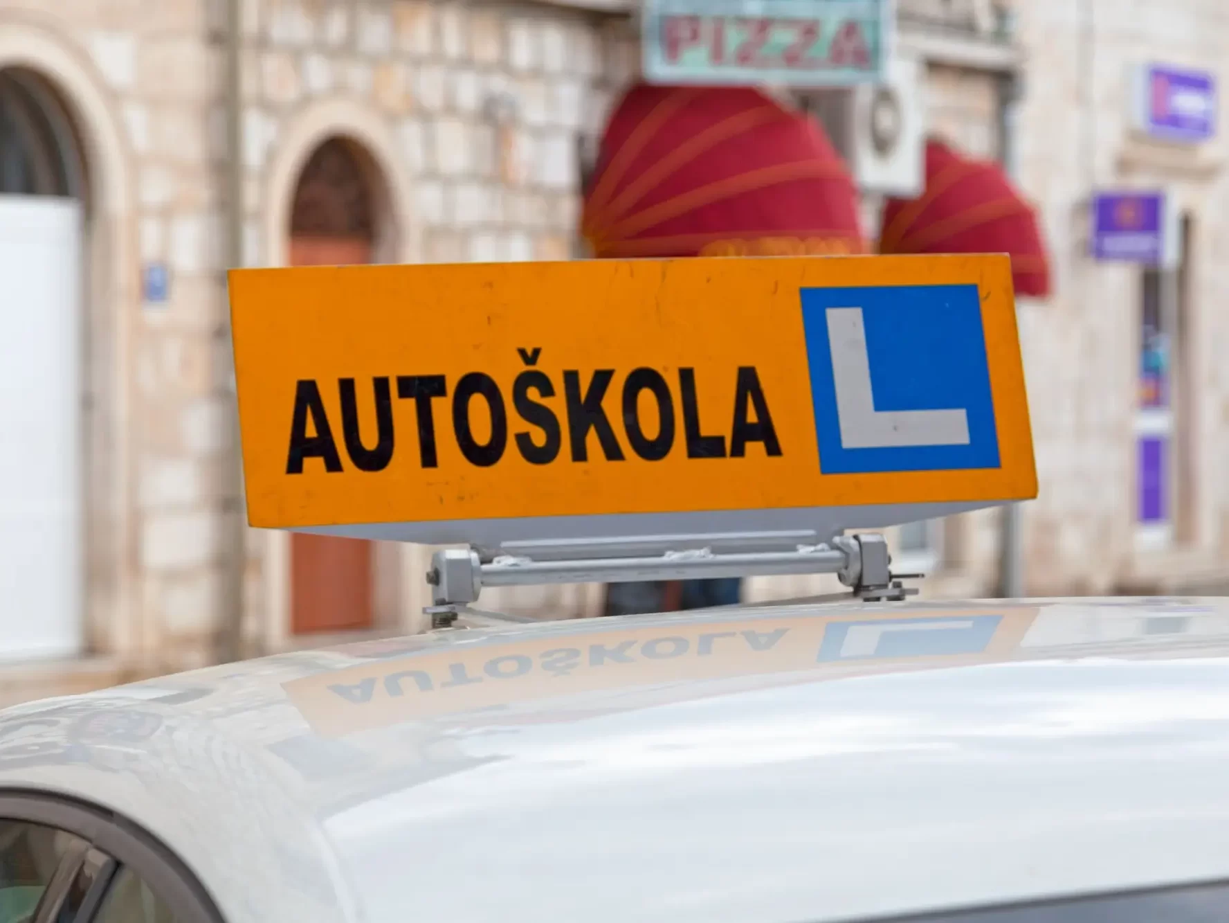 Cedule autoškola na autě