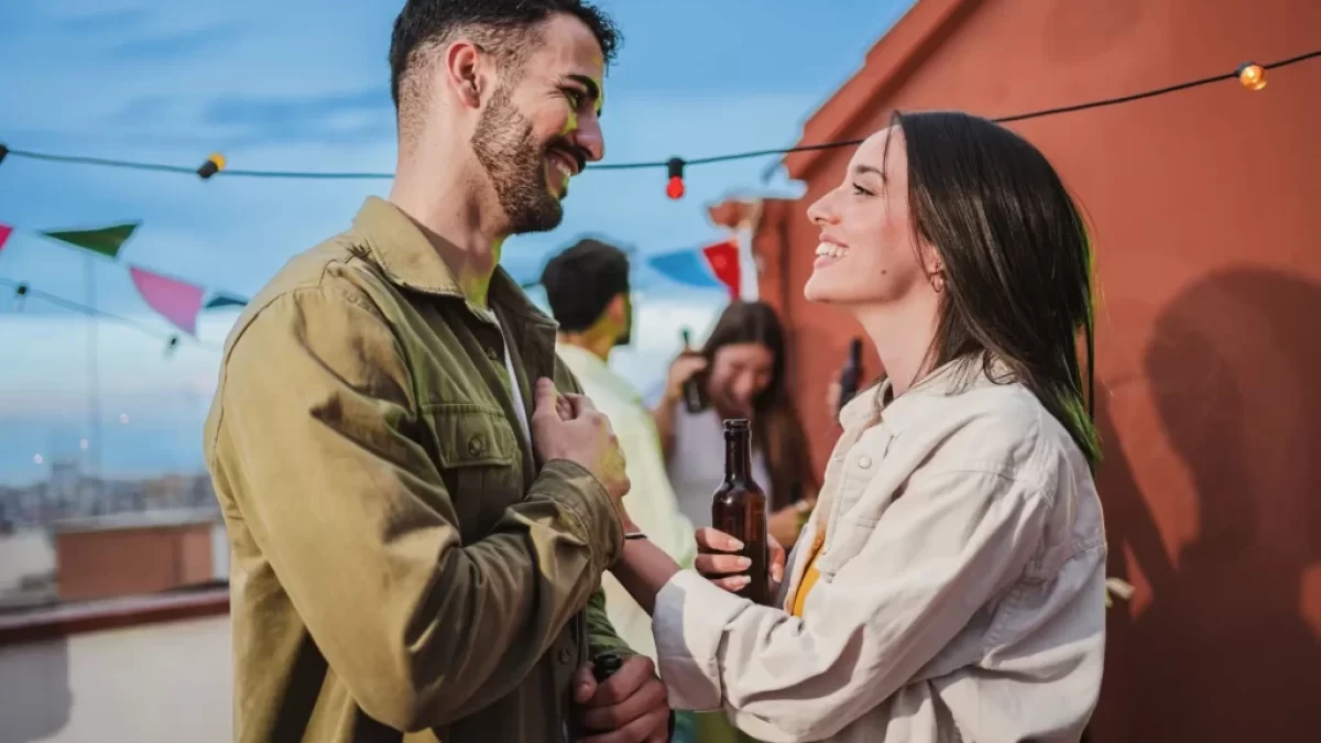 Žena flirtuje s pohledným mužem