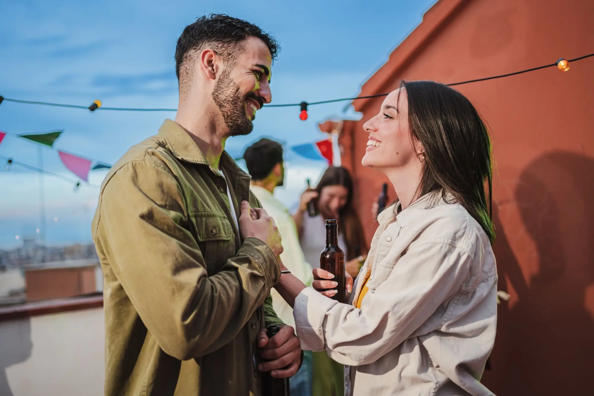 Žena flirtuje s pohledným mužem