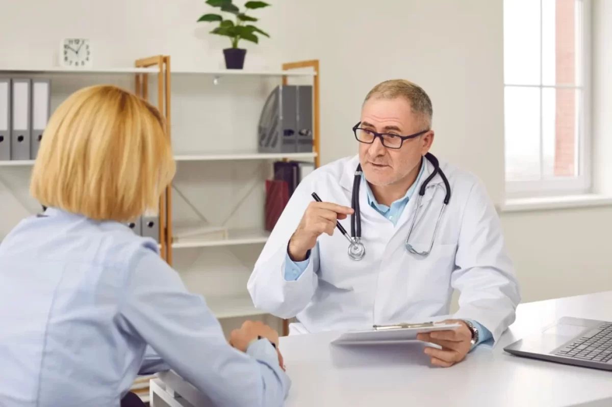 doktor vyšetřuje pacientku