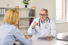 doktor vyšetřuje pacientku