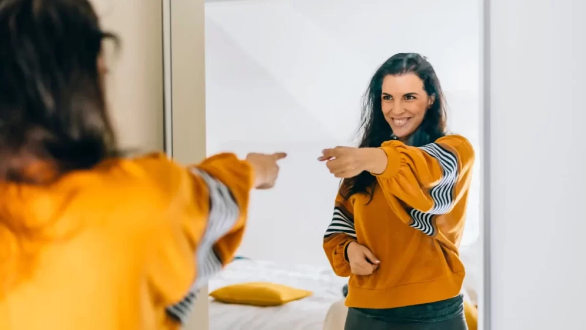 žena se na sebe usmívá do zrcadla
