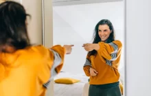 žena se na sebe usmívá do zrcadla