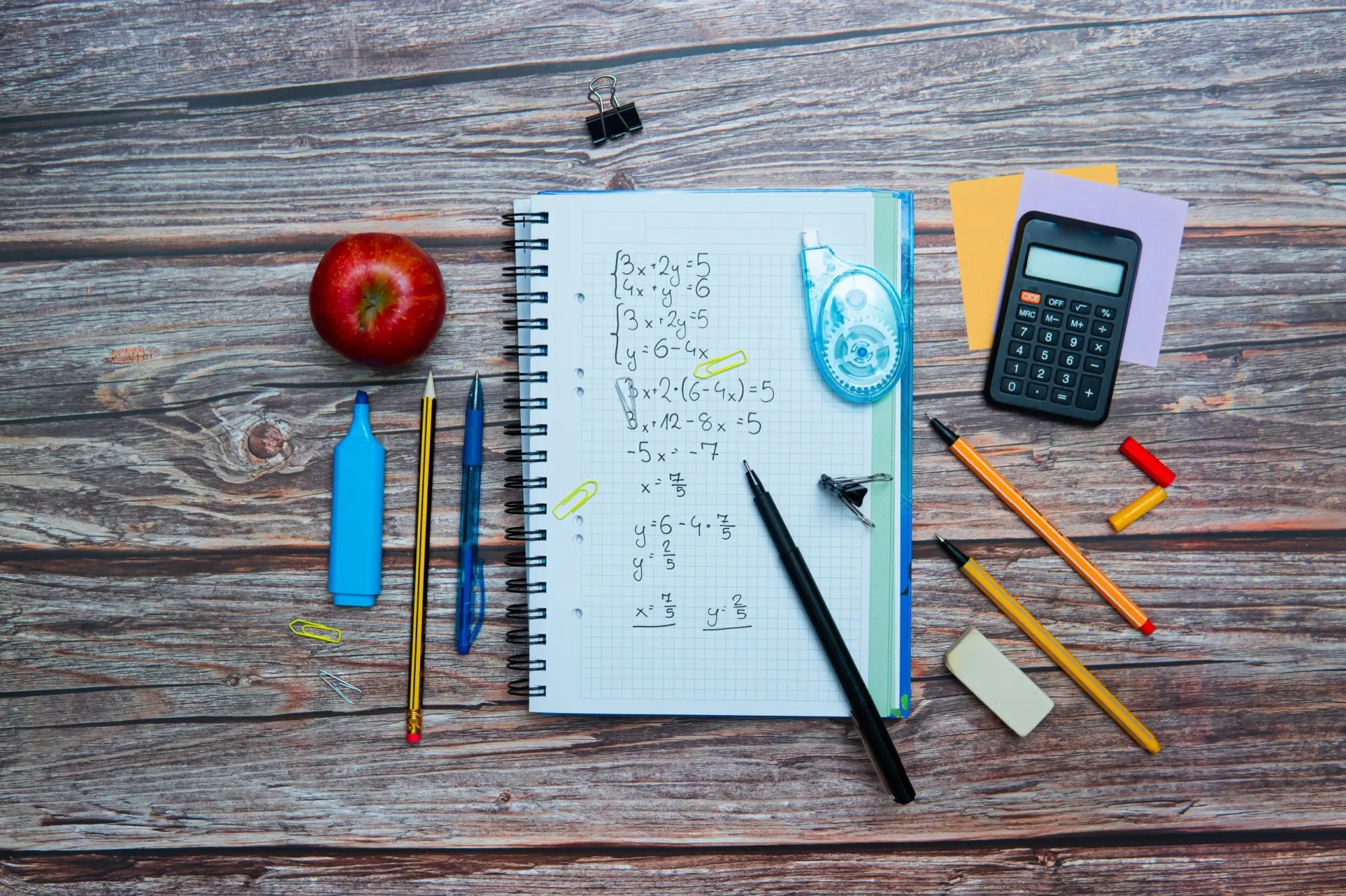 - Techsvět Psací potřeby a sešit s matematickým příkladem