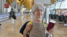 starší žena na letišti
