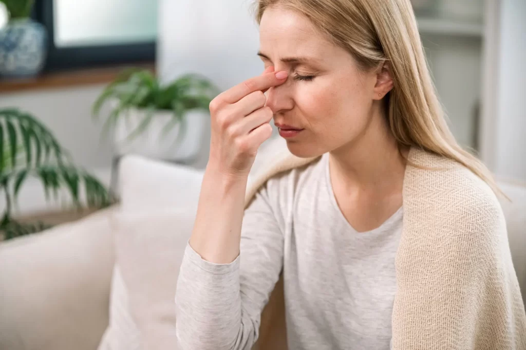 Nedostatek vitamínu A se může projevovat i problémy se zrakem, FOTO: Shutterstock - Techsvět ženu bolí oči