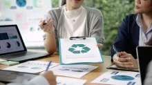 Lidé pracují na projektu zaměřeném na obnovitelné zdroje